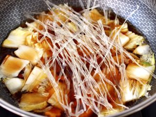 9、大白菜炖粉条,红薯粉条洗净后，放入锅中。