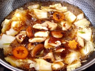 10、大白菜炖粉条,大火烧开后，加入切块的香菇。