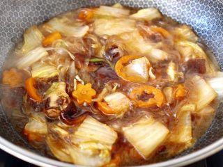 11、大白菜炖粉条,大火烧开继续中火炖煮至15分钟。