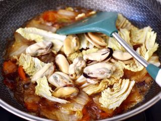 12、大白菜炖粉条,加入剩下的白菜叶和腌制好的海虹肉。