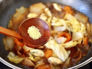 13、大白菜炖粉条,再加入鸡精增加口感，不喜欢的可以不加。