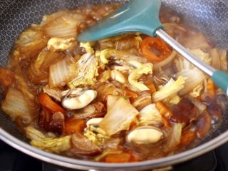 14、大白菜炖粉条,大火继续炖煮至汤汁浓稠的时候。