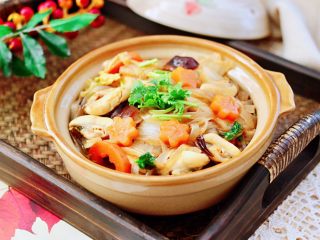 16、大白菜炖粉条,鲜香味浓郁的大白菜炖粉条出锅咯。