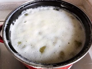 4、鸡汁海参小米粥,大火煮开，然后盖上锅盖转小火，煮30分钟