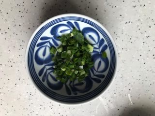 7、鸡汁海参小米粥,小葱洗净之后切圈