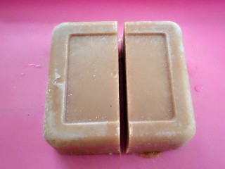 12、山楂糕,切成两半。