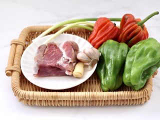 1、双椒孜然炒肉,首先备齐所有的食材。