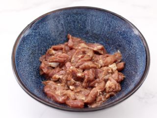 4、双椒孜然炒肉,里脊肉放到一个大一点的碗里，加入一勺料酒和生抽，一勺淀粉混合搅拌均匀腌制半小时。