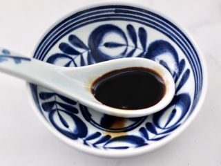 5、双椒孜然炒肉,现在来做调料汁，取一个碗加入一勺生抽。