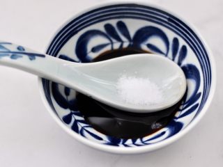 7、双椒孜然炒肉,加入适量的盐。