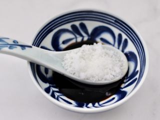 8、双椒孜然炒肉,再加入白糖。