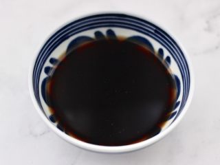 9、双椒孜然炒肉,加入适量的清水，把所有的调料混合拌匀备用。