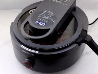 14、双椒孜然炒肉,盖上锅盖启动爆炒模式4分钟。