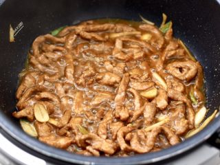 15、双椒孜然炒肉,爆炒至3分钟的时候，打开锅盖。