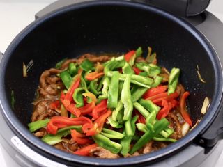 16、双椒孜然炒肉,放入青红辣椒条。