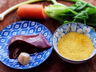 1、生滚猪肝时蔬小米粥,首先备齐所有的食材。