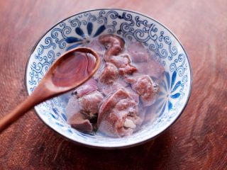 4、生滚猪肝时蔬小米粥,把洗净的猪肝放入碗里，加入少许的清水，再倒入料酒浸泡一会儿。