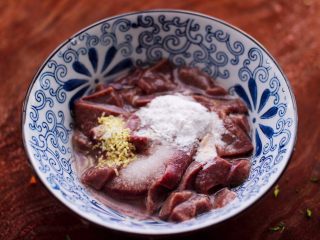 7、生滚猪肝时蔬小米粥,再放入鸡精。