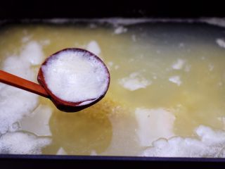 11、生滚猪肝时蔬小米粥,大火煮沸后，用勺子撇去浮末。