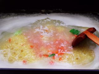 13、生滚猪肝时蔬小米粥,先加入胡萝卜丁。