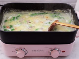 17、生滚猪肝时蔬小米粥,大火煮沸后即可关火。