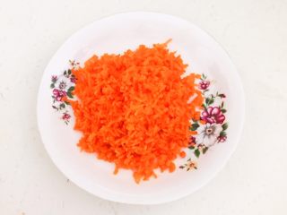 2、温州瘦肉丸,胡萝卜切成末