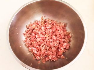 4、温州瘦肉丸,瘦猪肉末放入大碗里