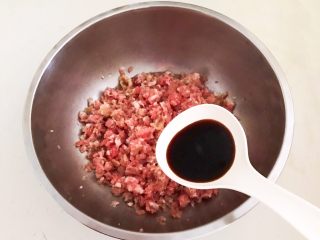 6、温州瘦肉丸,加入生抽