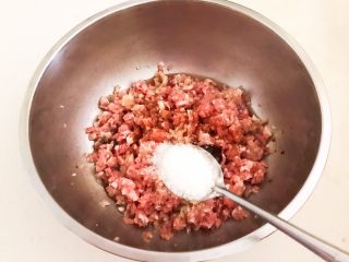 9、温州瘦肉丸,加入精盐