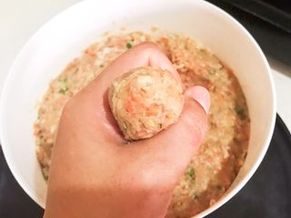 17、温州瘦肉丸,用虎口挤出圆圆的小肉丸