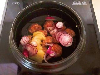 25、温州瘦肉丸,加入温水，水量没过食材