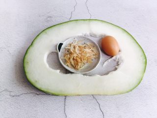 1、冬瓜蛋汤,准备好食材：冬瓜、鸡蛋、虾皮