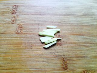 8、冬瓜蛋汤,生姜洗净去皮切丝