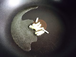 9、冬瓜蛋汤,起油锅放入姜丝小火煸炒至香味