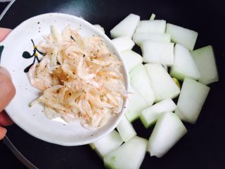 12、冬瓜蛋汤,倒入淡干虾皮