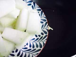 10、冬瓜蛋汤,倒入冬瓜