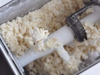 3、山西拌汤,和面几分钟后,打开盖子观察疙瘩情况,如不满意,盖上盖继续和面。