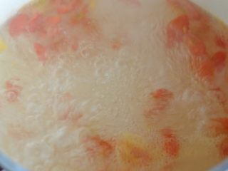 4、山西拌汤,另取锅烧开水后,放入切粒的圣女果。