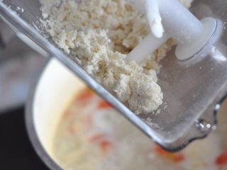 5、山西拌汤,煮几分钟后,将面疙瘩全部倒入。