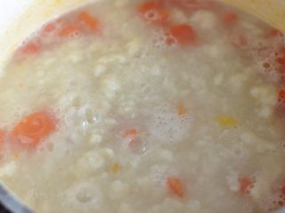 6、山西拌汤,用筷子搅拌,使面疙瘩煮匀。