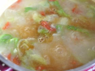 8、山西拌汤,加入盐、生抽调味。