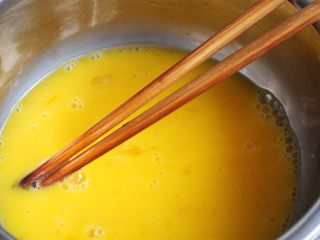 9、山西拌汤,鸡蛋打散。