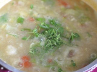 11、山西拌汤,搅匀一下,最后加入豌豆苗。