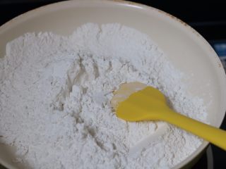 2、黑芝麻糊,7.这时候来炒糯米粉 炒到微微发黄 炒熟的糯米粉会有香香的味道