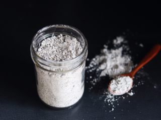 5、黑芝麻糊,11,放入瓶子密封保存，什么时候吃什么时候拿出来煮