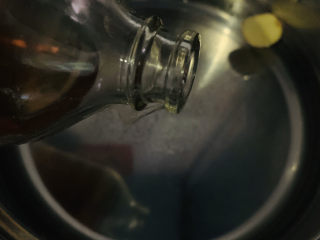 2、冬笋排骨汤,加入少许料酒，开大火将水煮沸，排骨放入焯水；