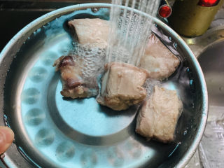 3、冬笋排骨汤,焯水后冲洗干净；