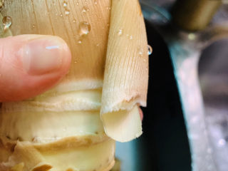 6、冬笋排骨汤,剥去硬壳；