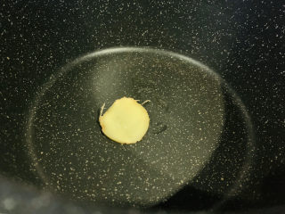 10、冬笋排骨汤,锅里加少许油，一片姜；