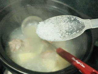 18、冬笋排骨汤,加少许盐，就可以出锅了；